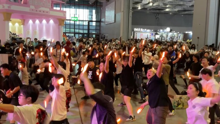 ในวันที่สองของ BW WOTA เต้นรำด้วยกันหลังการสอนศิลปะ