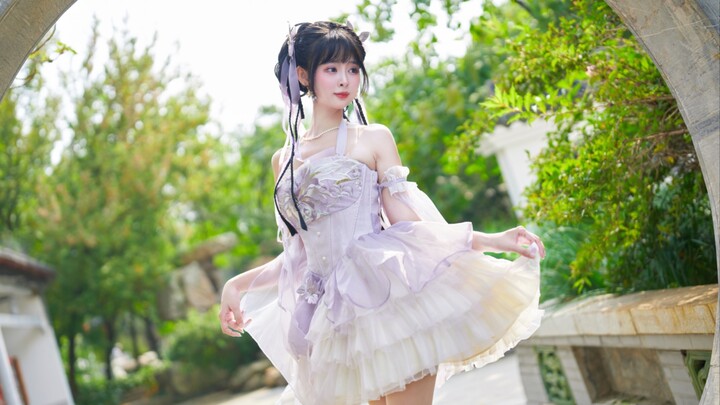 Bulan dan aku menunggumu di kejauhan