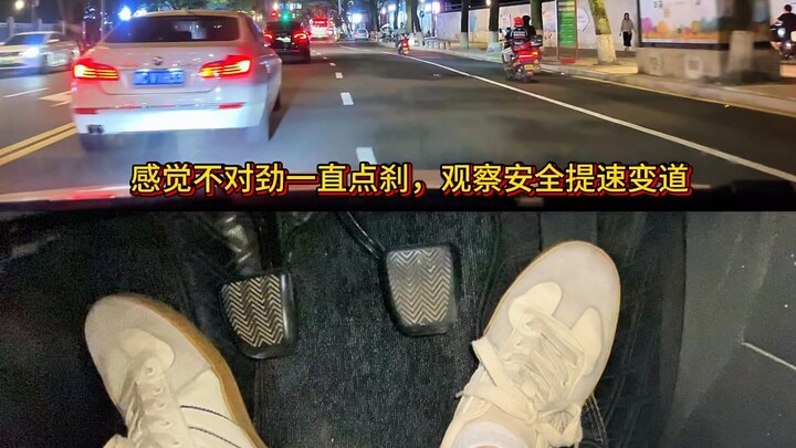 Praktik mengemudi mobil manual di jalan raya