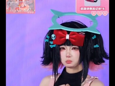 Nangong Yu panik setelah secara tidak sengaja menjatuhkan merchandise kolaborasi saat siaran langsun