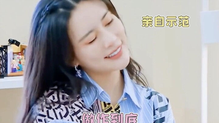 Meng Ziyi is going all out with the act! Oh my, Sister Meng is just so cute!