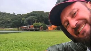 Suatu hari, saya sedang bersembunyi dari hujan dan diperlakukan seperti teman oleh seekor kapibara l