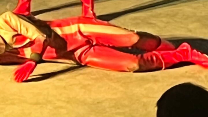 Rasanya IQ-ku tercoreng gara-gara sandiwara panggung Ultraman. Aku bertemu keluarga Zhapian yang heb