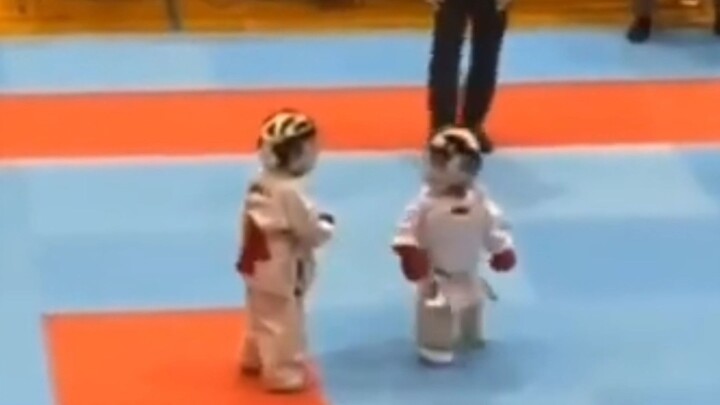 Hahaha, saat bertanding si kecil serius banget! Kalau kalah pun semangat tetap nggak boleh kalah!