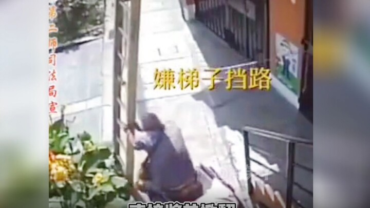 The villain has grown old: An elderly man shook the ladder, causing a painter to fall and sustain se