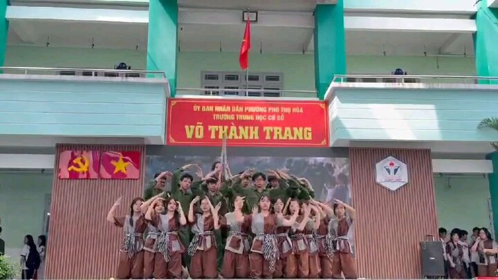 hẹ hẹ hôm 15/11/2025 đi coi lp 9a15 tui diên văn nghệ nek