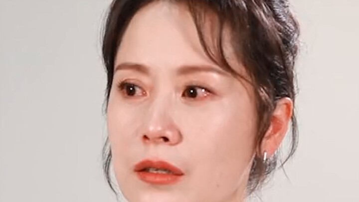 Chẳng một lời nhắc đến nỗi khổ, vậy mà cô ấy lại diễn tả nó một cách thấm thía đến từng centimet!