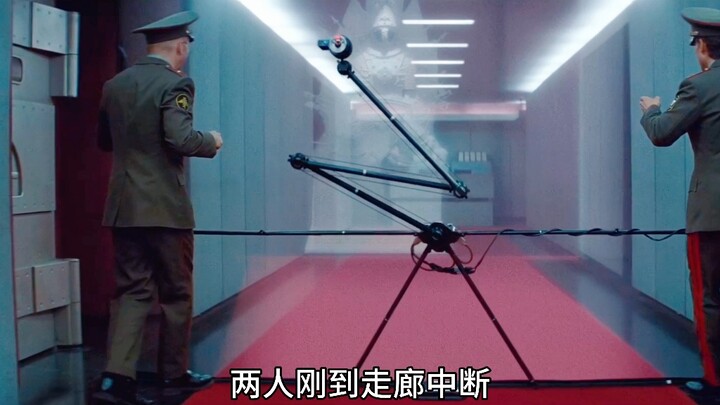 Dua orang memanfaatkan teknologi proyeksi untuk mengelabui mata petugas keamanan