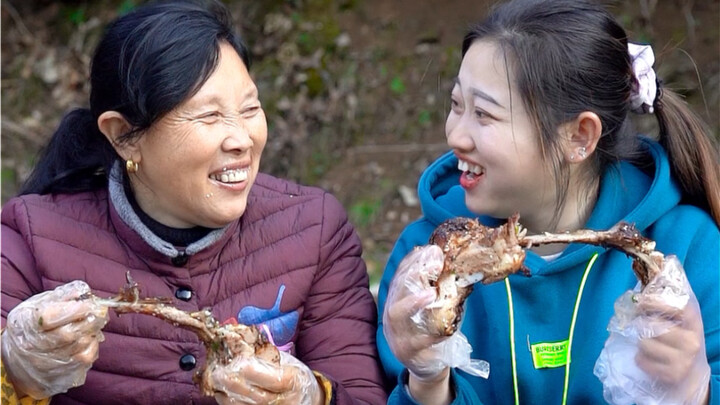 Apakah potongan pork chop panggang yang Nenek buat ini bikin kalian ngiler?