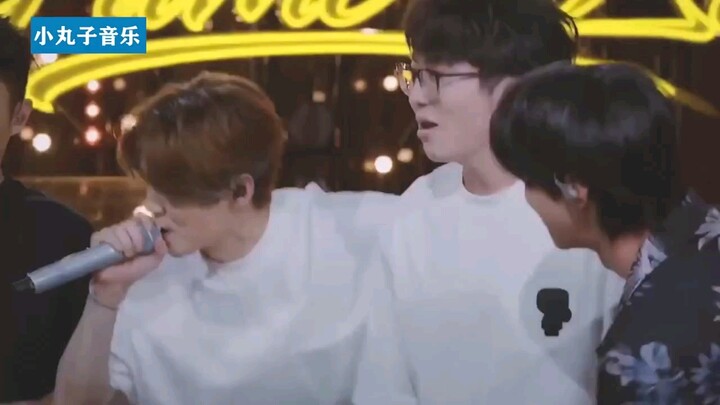 หลูหานเองก็คาดไม่ถึงว่า แค่จัดคอนเสิร์ตออนไลน์เล็กๆ น้อยๆ ก็สามารถพุ่งขึ้นแท่นเทรนด์ร้อนได้ทันที?