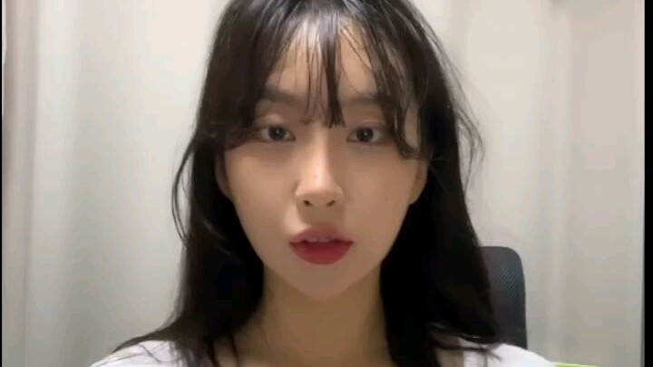 美女主播深蹲上下蹲