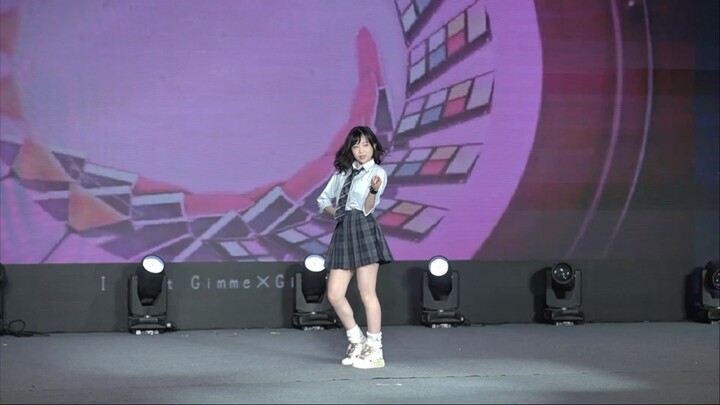 Who would have thought the one dancing in this outfit was actually Gimme×Gimme?