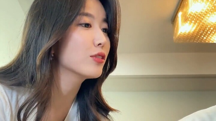 Ada yang menikmati hujan di tengah hujan, ada pula yang terjebak dalam hujan.