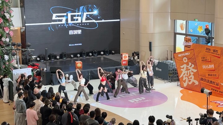 Lewat mal, apa nih kelompok yang lagi perform? Sorakannya keras banget!