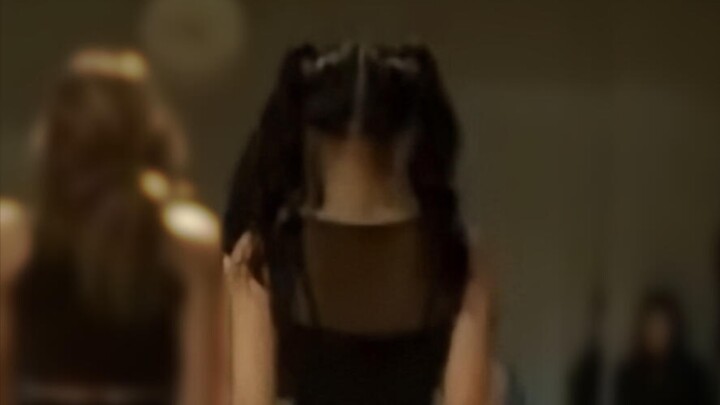 เต็มเปี่ยมด้วยเสน่ห์! สตูดิโอฝึกซ้อมของเจนนีในยุคแรกที่ผมหางม้าสองข้าง!