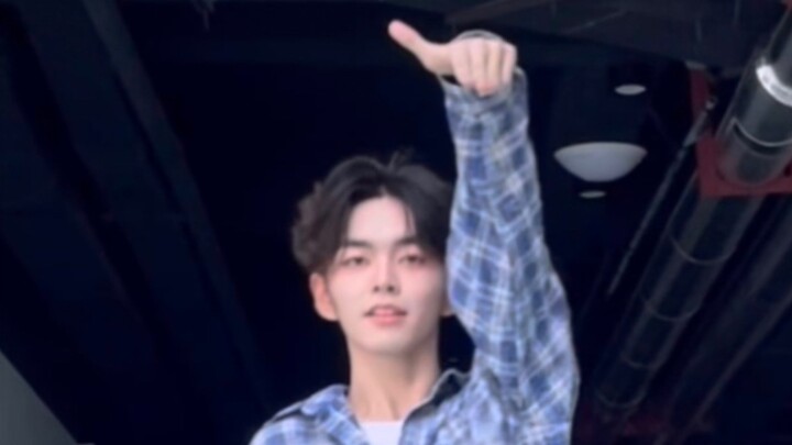 The male singer quickly sang the title song of Blackpink, "Shut Down"! ^_^