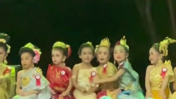 Bẩm sinh đã có năng khiếu biểu diễn, chị chính là nữ hoàng chói lọi nhất ở đây!