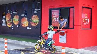 ทิกเกอร์โชว์ l ขี่มอไซด์ไปแมคโดนัล 🍔🍟แวะดูสาวๆเล่นน้ำ ว้าววว Baby biker Go to Mc Donalds