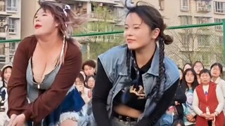 Anda tidak akan pernah menebak kalimat selanjutnya! Campuran direct-to-video dan dance cover lagu-la