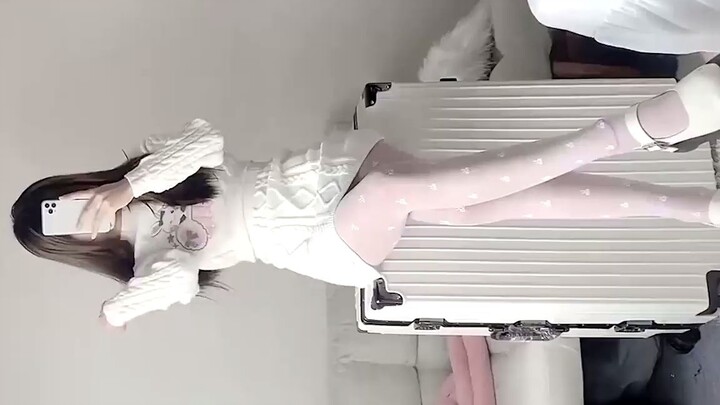 Cô gái mặc đồng phục JK tóc đuôi ngựa hai bên.