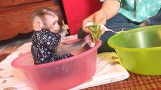 Mino help mom preparing vegetables