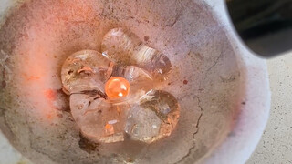 Why can't glass be melted with gold?