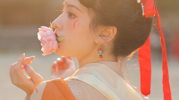 Dưới ánh hoàng hôn, ❀Cành phủ đầy hoa❀ và một vũng nước suối thổi tung~