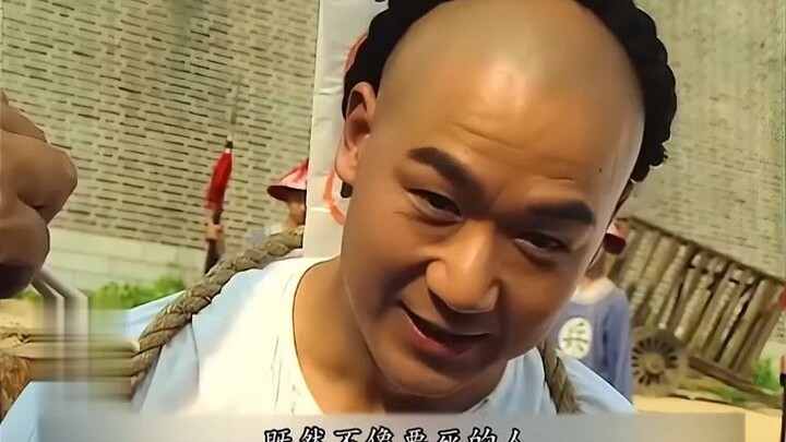 ฮ่องเต้มีรับสั่งให้ประหารจี้เสี่ยวหลาน แต่ท่านจี้กลับนอนหลับสนิทอยู่บนลานประหาร เหอซินถึงกับหัวเราะอ