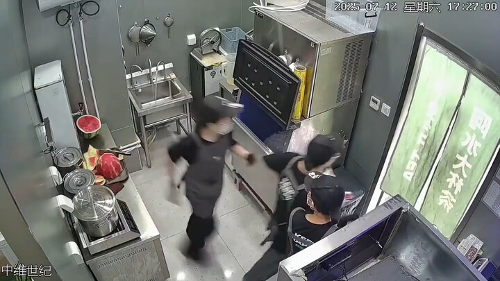 老大我们十几斤冰的货被隔壁的人抢走了