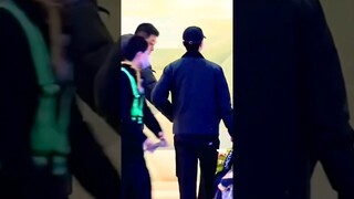 Wang Yibo himself carried his luggage and left for the SDC 6 program #shortsyoutube