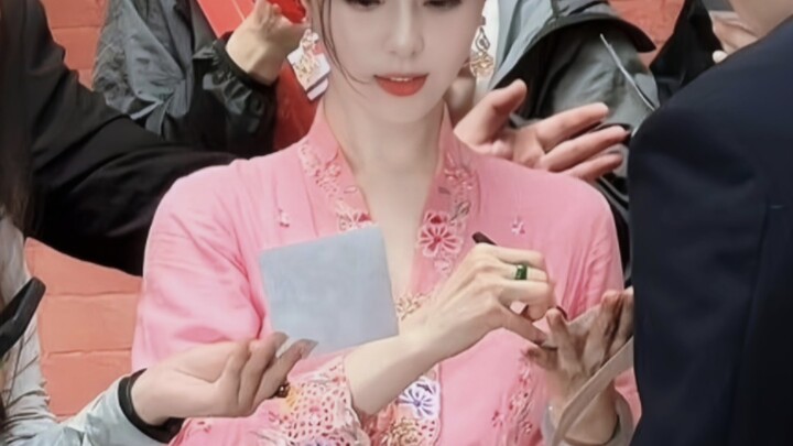 A goddess has descended!! Who would have believed this is her unedited, natural look at 43?