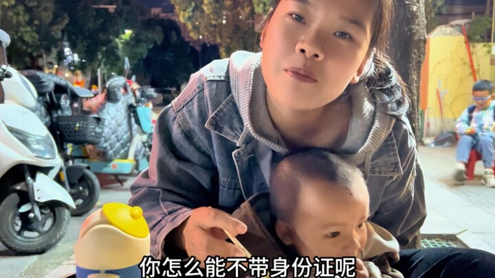 Đi ăn mì cay mà mang theo chứng minh nhân dân làm gì? Cô ấy định vào quán net à?