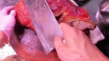 زبون مخلص يأكل من لحومنا المشوية منذ عشر سنوات.