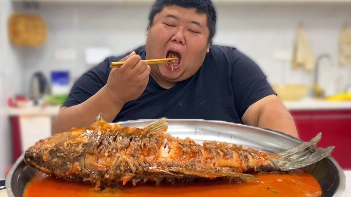 一条鲤鱼先淋油再浇汁，胖哥做“糖醋鲤鱼”，外酥里嫩，下酒真不赖！【胖猴仔】