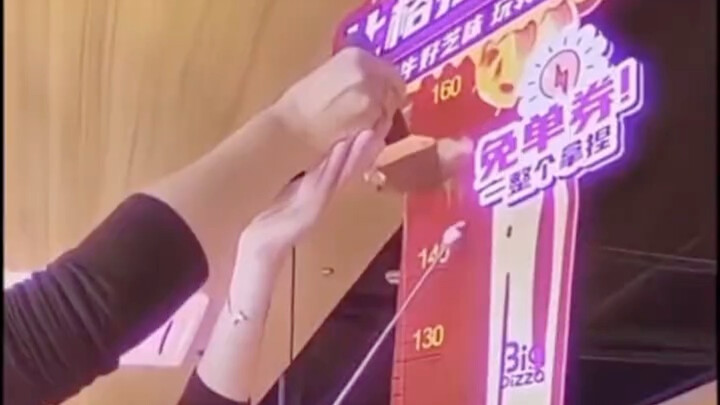 Quản lý: Cậu có biết nhà bếp bị ma ám không hả?