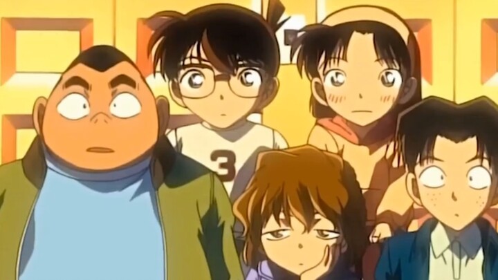 Conan, get out of my way! I want to sit next to Ayumi! Ayumi: I don’t want to! Conan thinks: What do