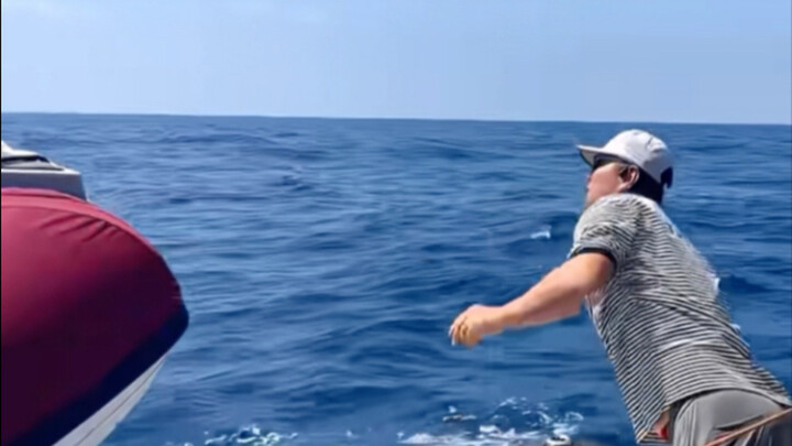 ฉันกำลังรอแม่ แล้วคุณกำลังรอใคร?