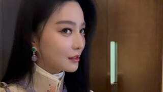 【فان بينغ بينغ】 معجب شجاع يطلب منها مباشرةً أن تناديه بأمّه، فتردّ فان بينغ بينغ بروح الدعابة: أنا أ