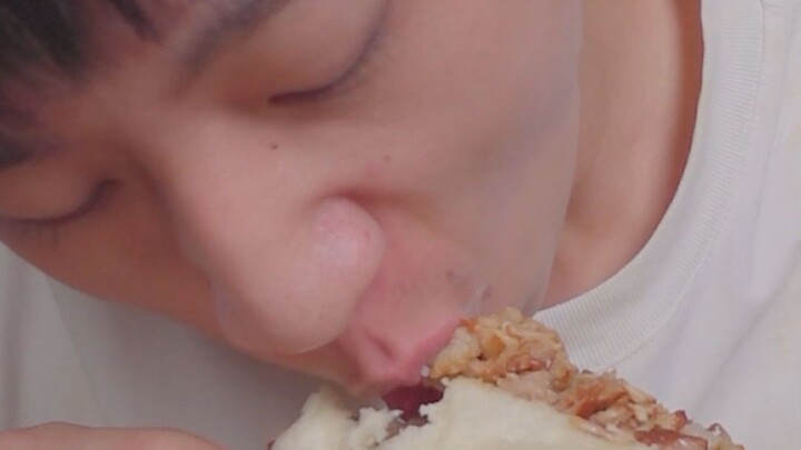 ซาลาเปาหมูตุ๋นของเชฟอร่อยจริงเหรอ? ลองดูสิหนุ่มหล่อ!