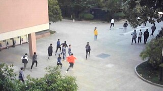 Học sinh trung học vào giờ ăn trưa là những con châu chấu đói