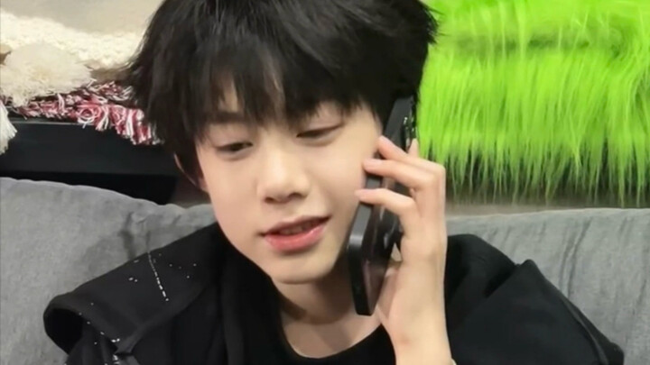 Eason Chen | Calling his sister but sounding like a big brother 🥹 This straight-talking little huff 