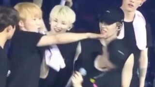 Đừng lo, ba người họ thực sự đang đánh nhau đấy