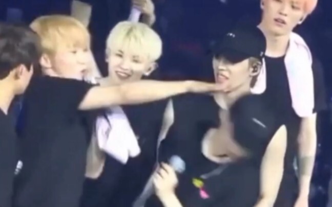 لا تقلق، هؤلاء الثلاثة يتشاجرون حقًا.