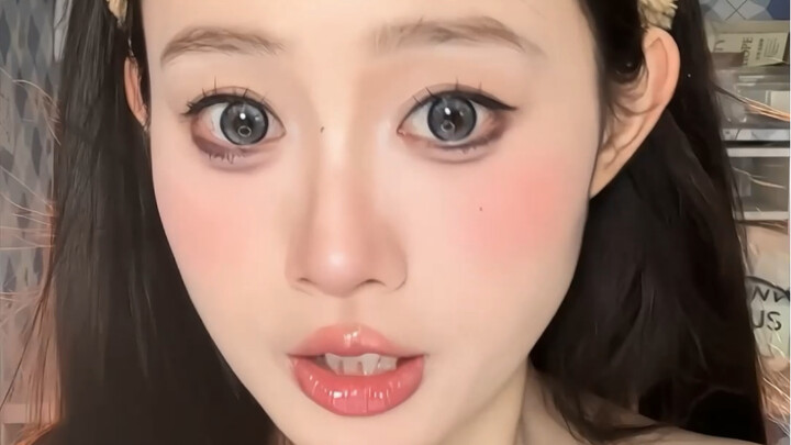 Amazing—beginners who can’t get their contact lenses in, give this method a try!
