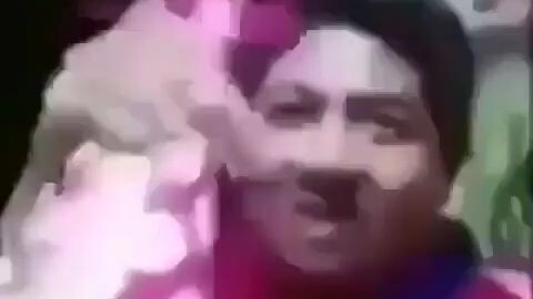 mencoba suara terompet mainan