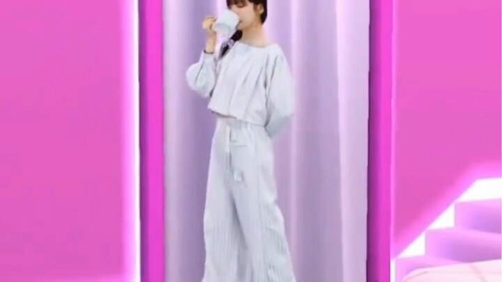 哈哈，真的是和小时候一模一样，背手喝茶，小小年纪一股老干部风～