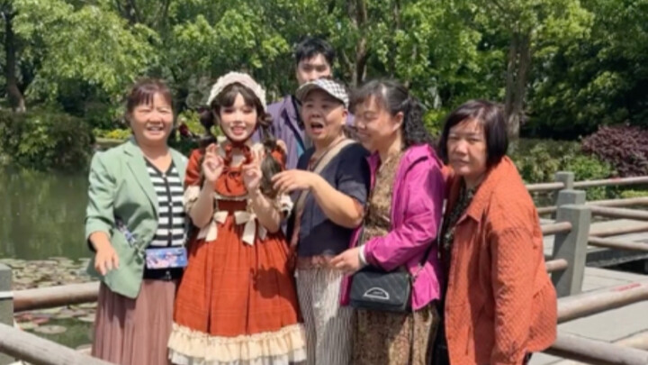 The May Day trip to West Lake was treated as a tourist attraction (help me)