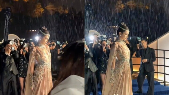 Dilraba Dilmurat’s VOGUE opening from a foreground perspective! It’s really pouring—yet Dilraba Dilm