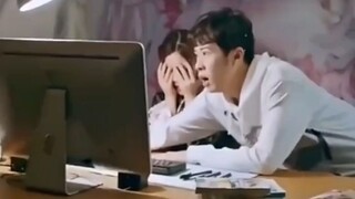 女孩在男孩电脑里不小心看到艺术电影