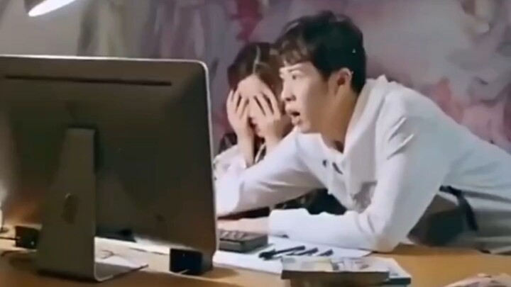 女孩在男孩电脑里不小心看到艺术电影